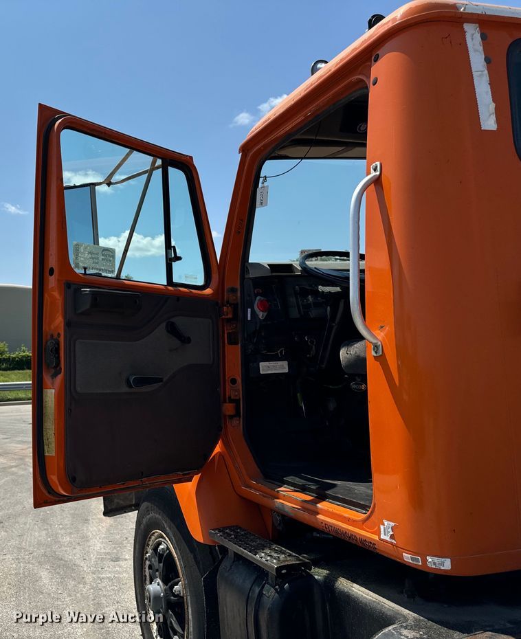 image for item DV5822 2001 International  2674 semi truck