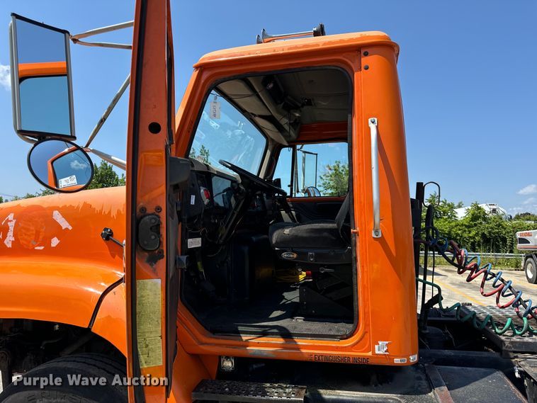 image for item DV5822 2001 International  2674 semi truck