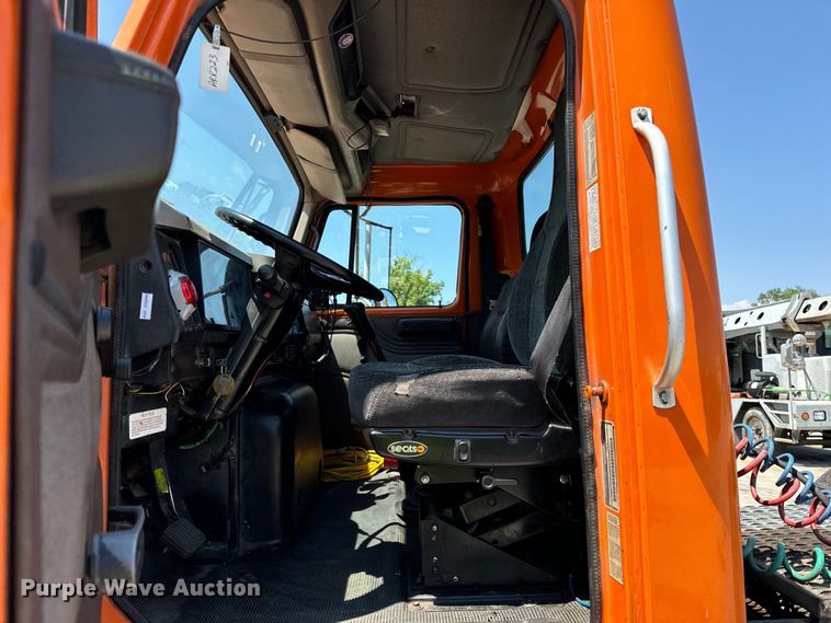 image for item DV5822 2001 International  2674 semi truck