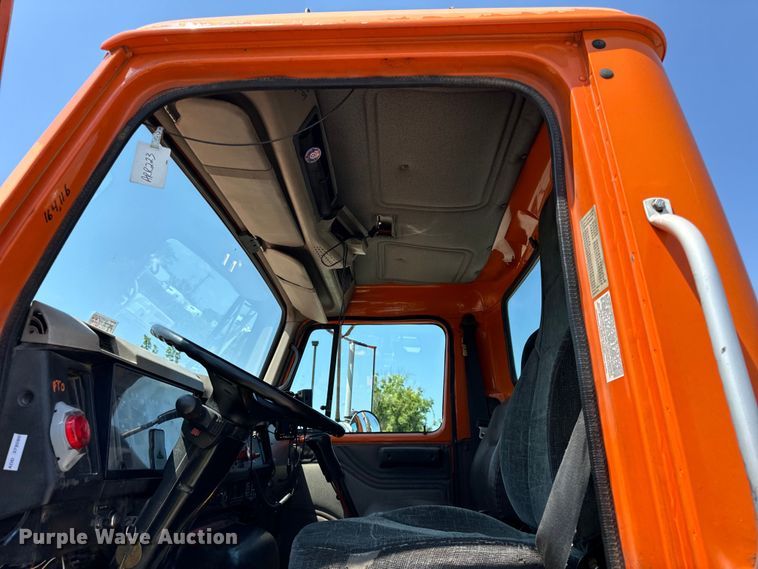 image for item DV5822 2001 International  2674 semi truck