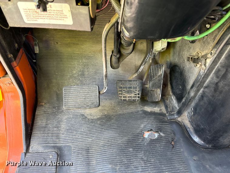 image for item DV5822 2001 International  2674 semi truck