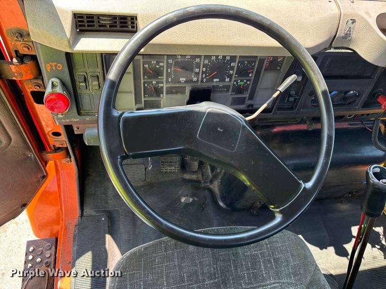 image for item DV5822 2001 International  2674 semi truck