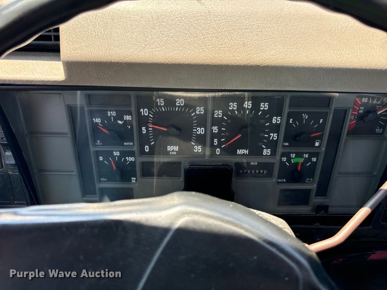 image for item DV5822 2001 International  2674 semi truck