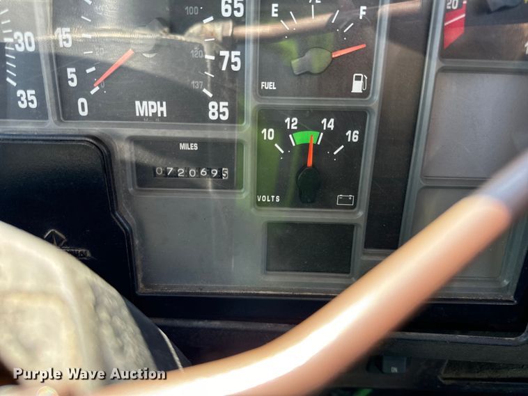 image for item DV5822 2001 International  2674 semi truck