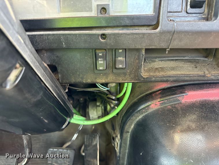 image for item DV5822 2001 International  2674 semi truck