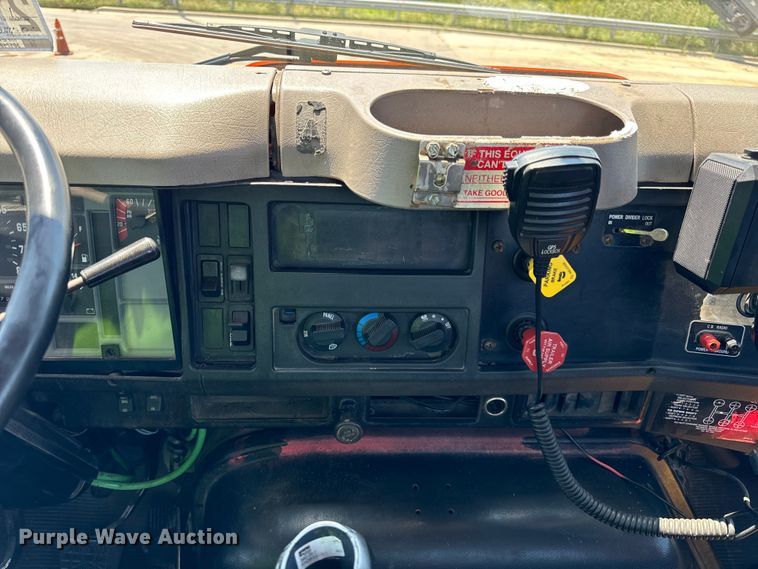 image for item DV5822 2001 International  2674 semi truck