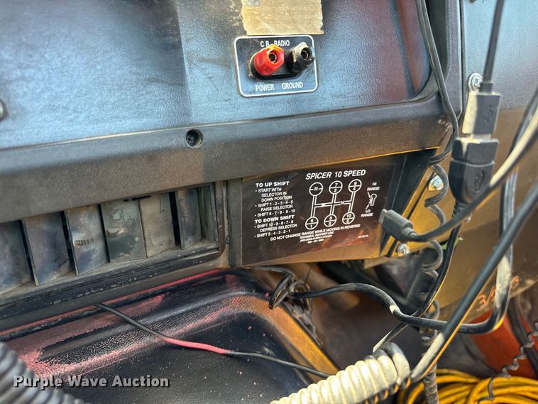 image for item DV5822 2001 International  2674 semi truck