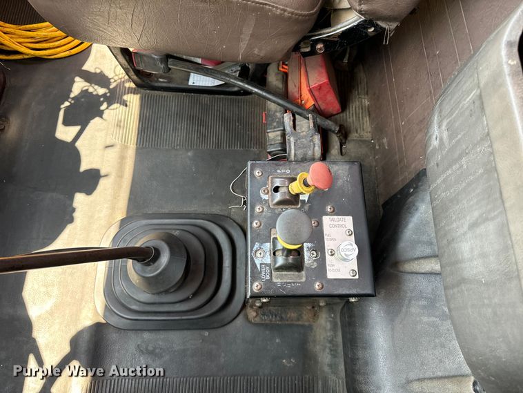 image for item DV5822 2001 International  2674 semi truck