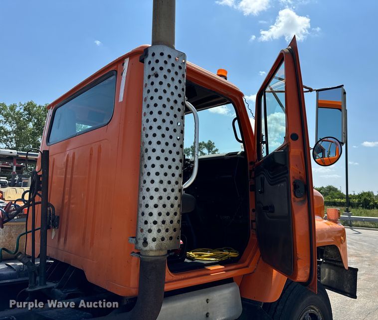 image for item DV5822 2001 International  2674 semi truck