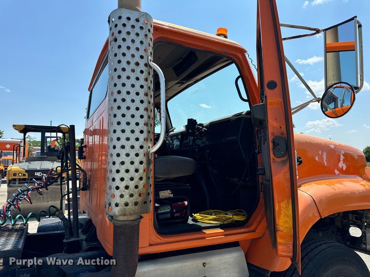 image for item DV5822 2001 International  2674 semi truck