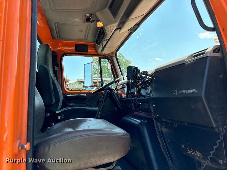 image for item DV5822 2001 International  2674 semi truck