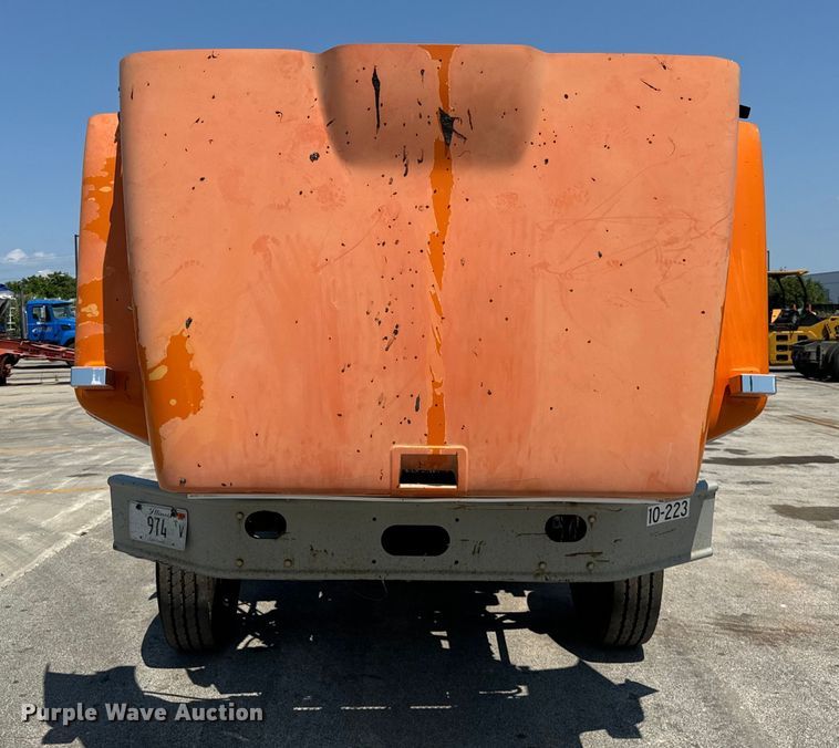 image for item DV5822 2001 International  2674 semi truck