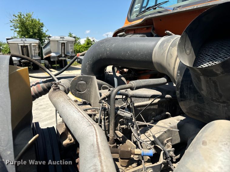 image for item DV5822 2001 International  2674 semi truck