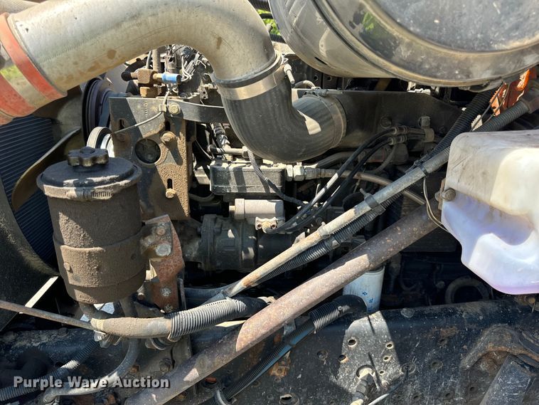 image for item DV5822 2001 International  2674 semi truck