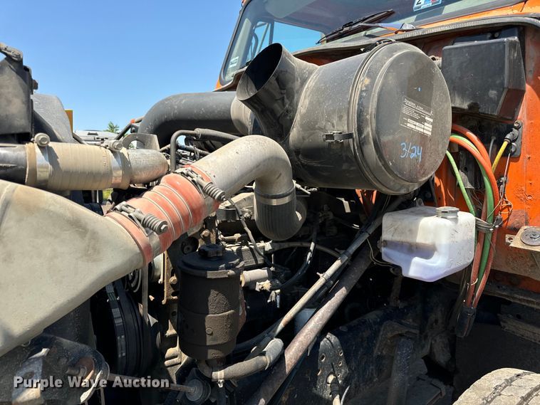 image for item DV5822 2001 International  2674 semi truck