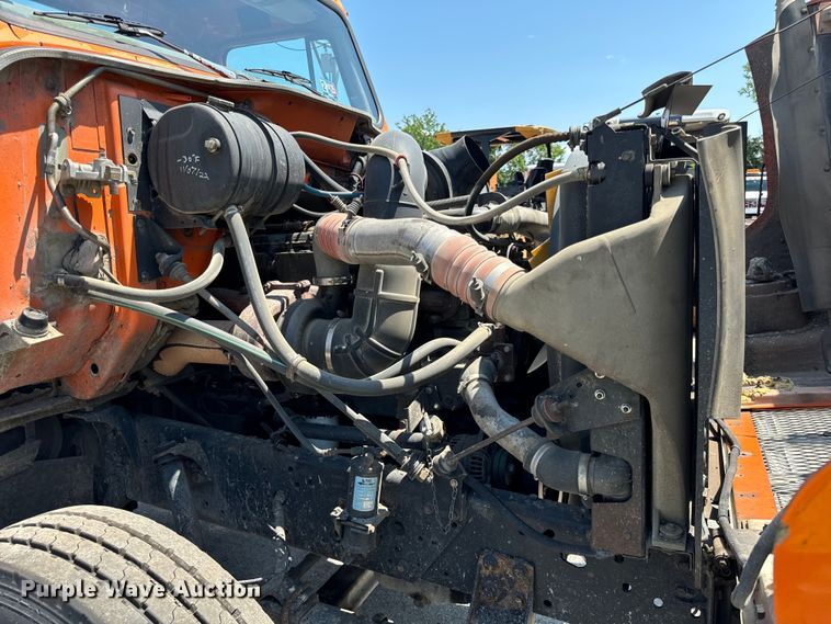 image for item DV5822 2001 International  2674 semi truck