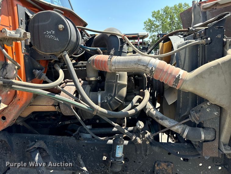 image for item DV5822 2001 International  2674 semi truck