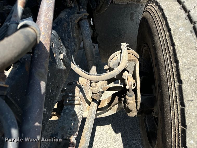 image for item DV5822 2001 International  2674 semi truck