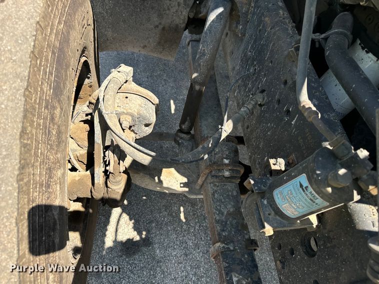 image for item DV5822 2001 International  2674 semi truck