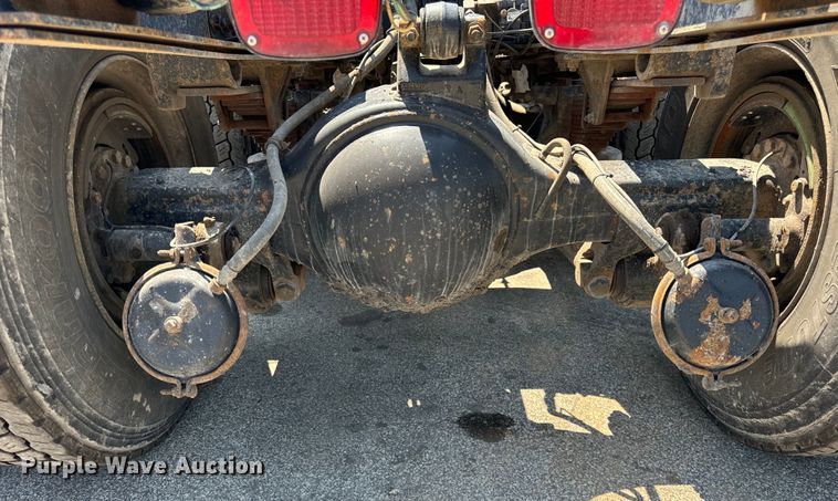 image for item DV5822 2001 International  2674 semi truck