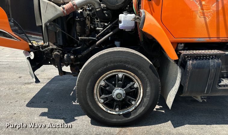 image for item DV5822 2001 International  2674 semi truck