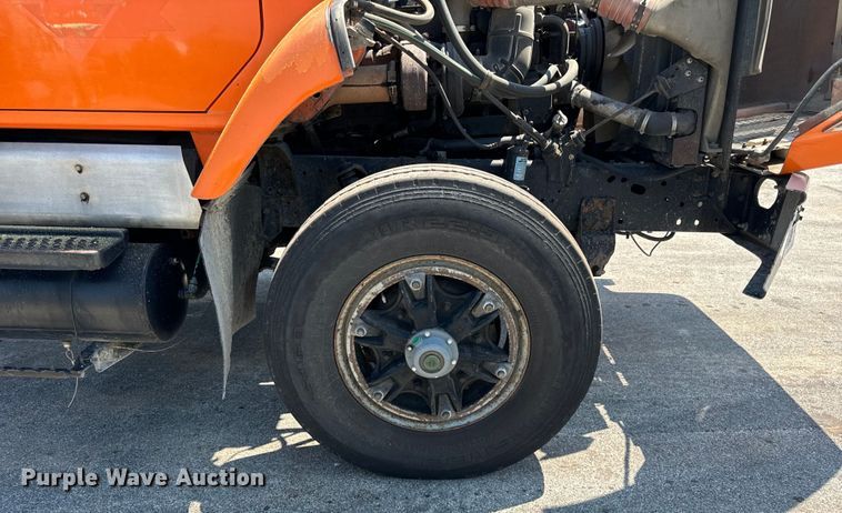 image for item DV5822 2001 International  2674 semi truck