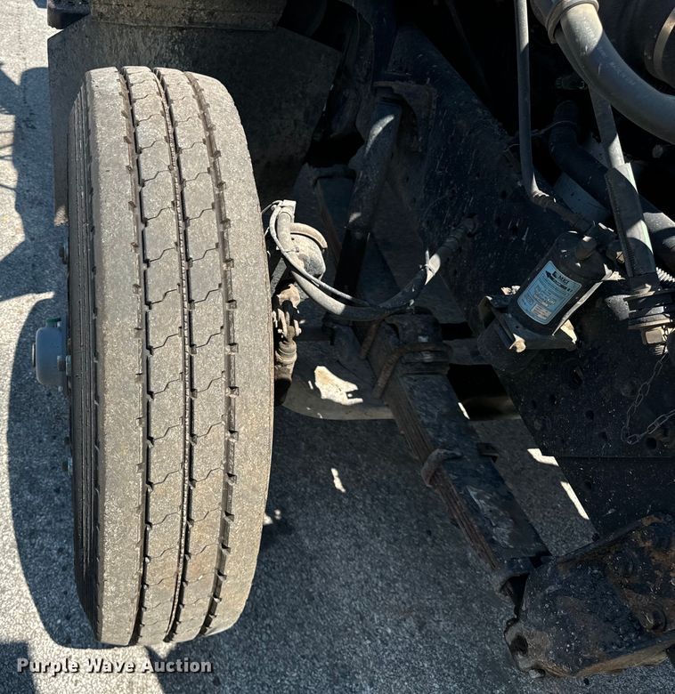 image for item DV5822 2001 International  2674 semi truck