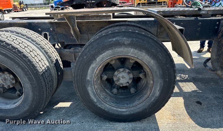 image for item DV5822 2001 International  2674 semi truck