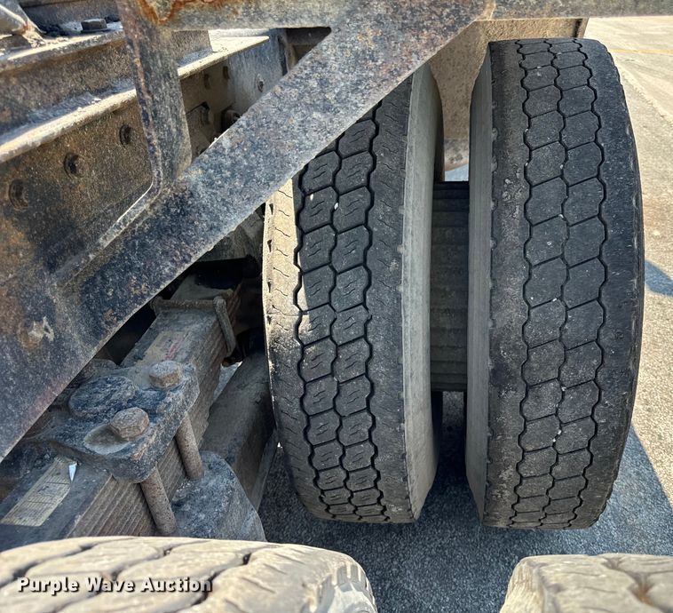 image for item DV5822 2001 International  2674 semi truck