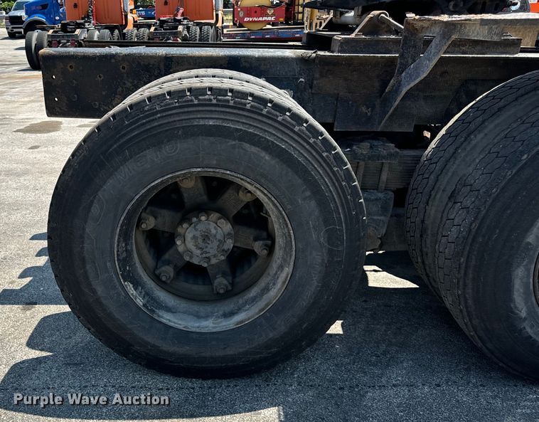 image for item DV5822 2001 International  2674 semi truck