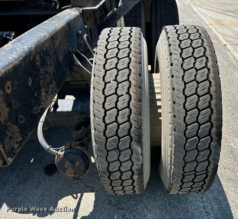 image for item DV5822 2001 International  2674 semi truck