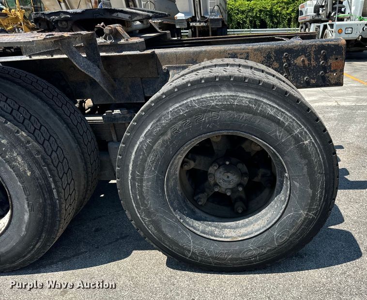 image for item DV5822 2001 International  2674 semi truck