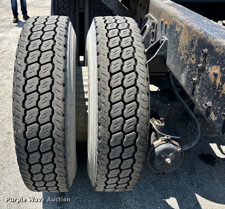 image for item DV5822 2001 International  2674 semi truck