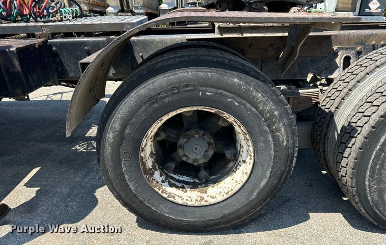 image for item DV5822 2001 International  2674 semi truck