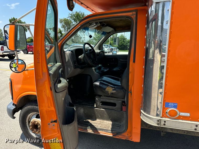 image for item DV5823 1997 Chevrolet  3500 box truck