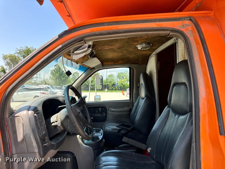 image for item DV5823 1997 Chevrolet  3500 box truck