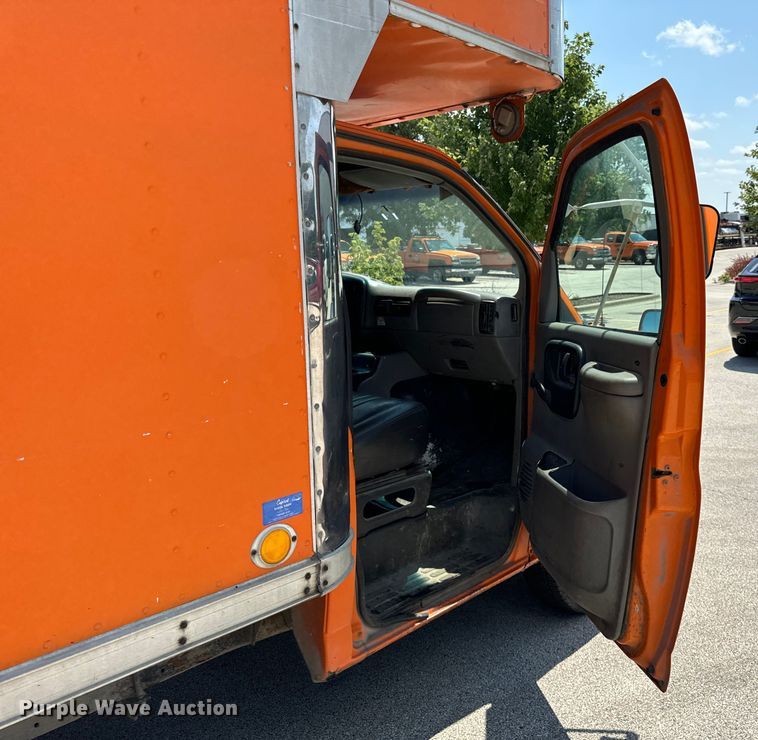 image for item DV5823 1997 Chevrolet  3500 box truck