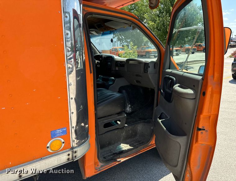 image for item DV5823 1997 Chevrolet  3500 box truck