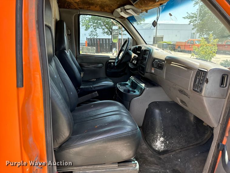 image for item DV5823 1997 Chevrolet  3500 box truck