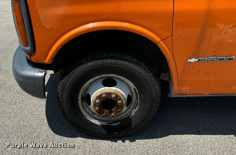 image for item DV5823 1997 Chevrolet  3500 box truck