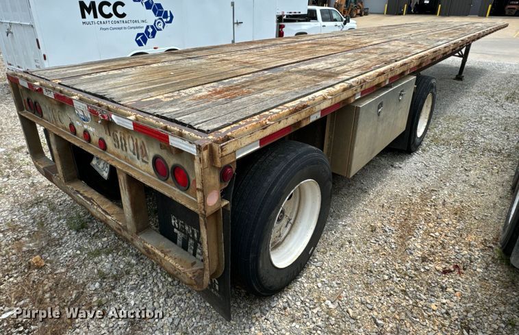 image for item DX0936 1997 Lufkin flatbed trailer
