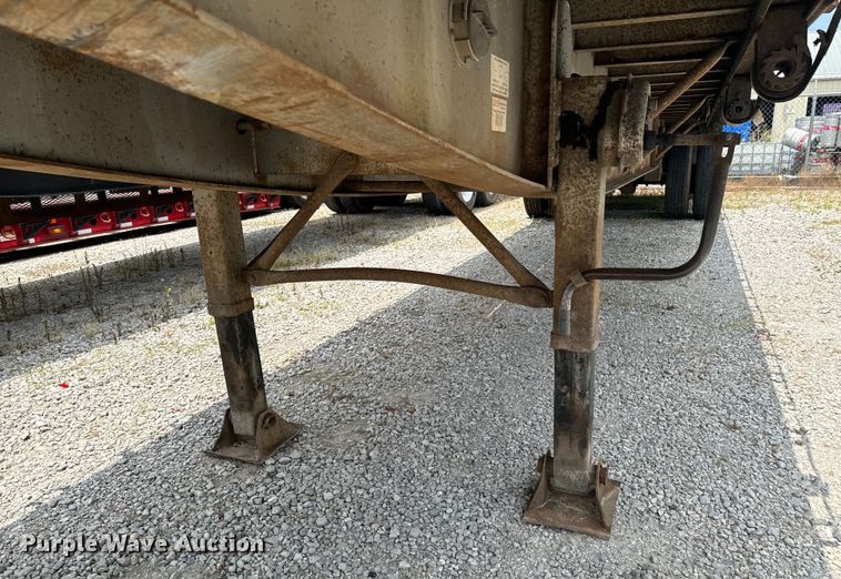 image for item DX0936 1997 Lufkin flatbed trailer
