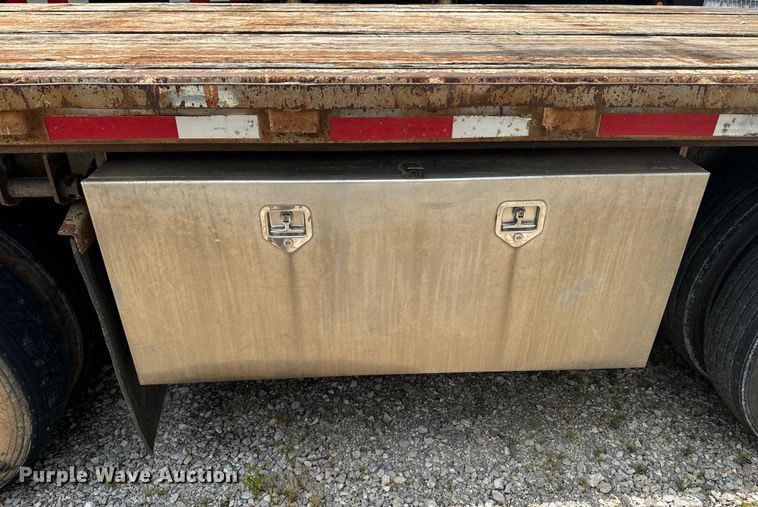 image for item DX0936 1997 Lufkin flatbed trailer