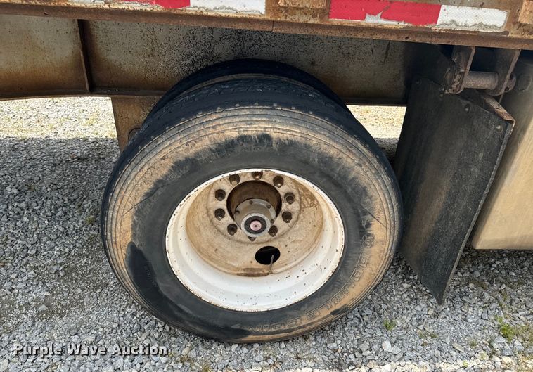 image for item DX0936 1997 Lufkin flatbed trailer