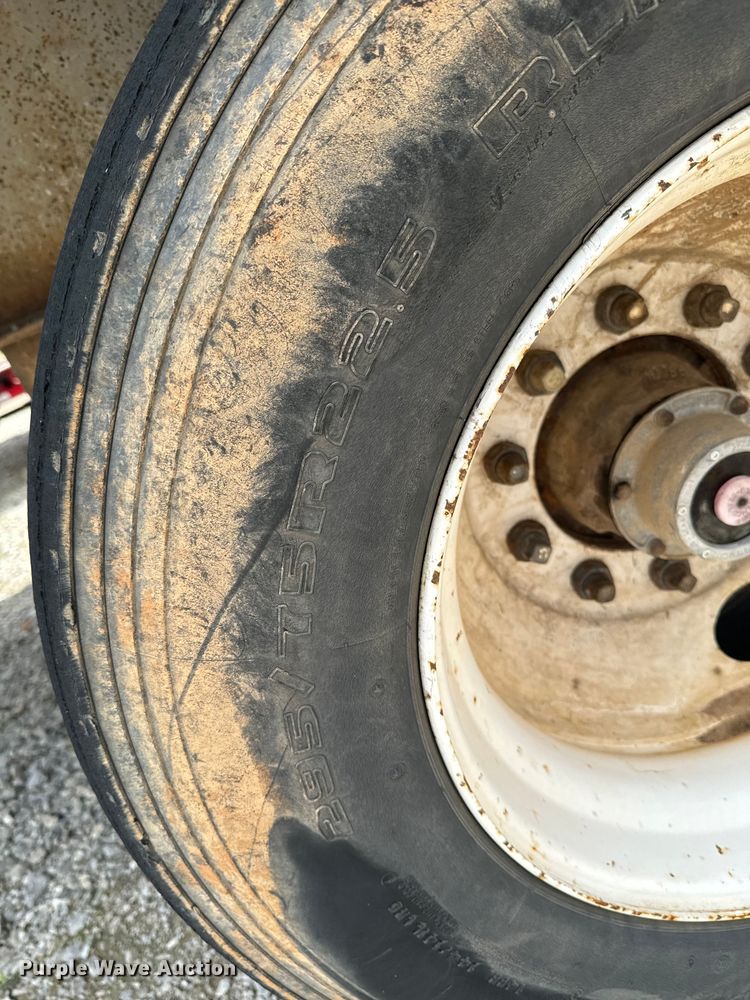 image for item DX0936 1997 Lufkin flatbed trailer