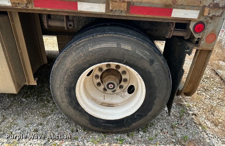 image for item DX0936 1997 Lufkin flatbed trailer