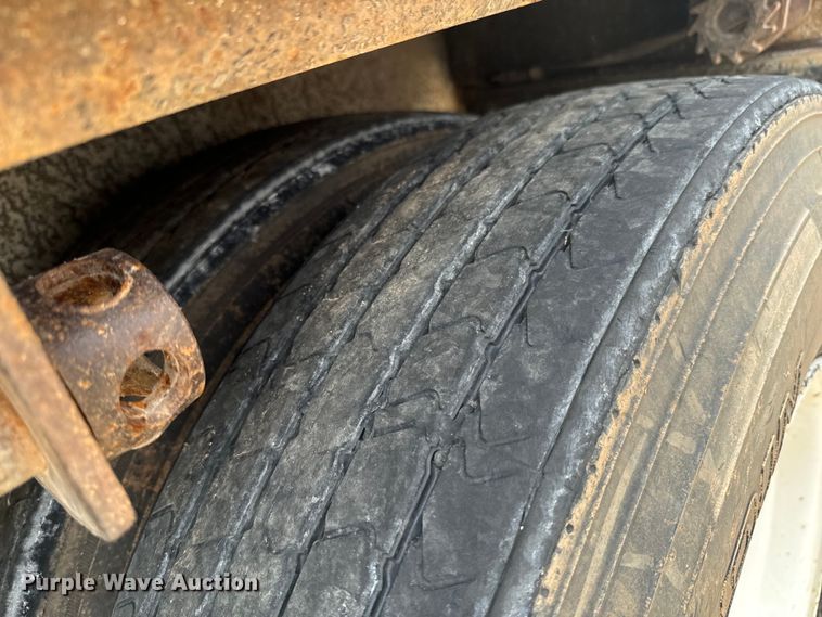 image for item DX0936 1997 Lufkin flatbed trailer