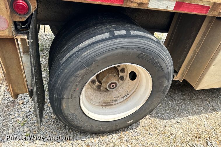 image for item DX0936 1997 Lufkin flatbed trailer