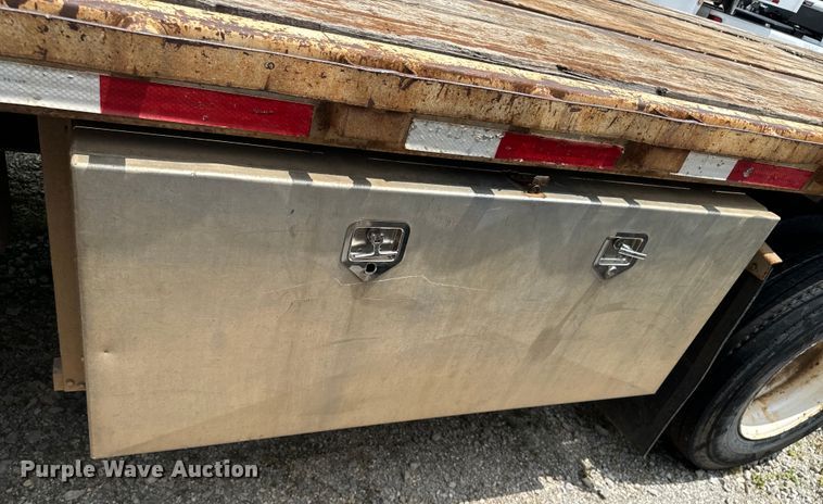 image for item DX0936 1997 Lufkin flatbed trailer