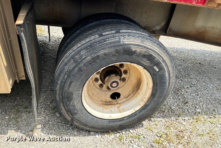 image for item DX0936 1997 Lufkin flatbed trailer